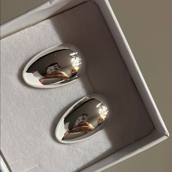 Chic Silver Oval Earrings - Picture 2 of 4